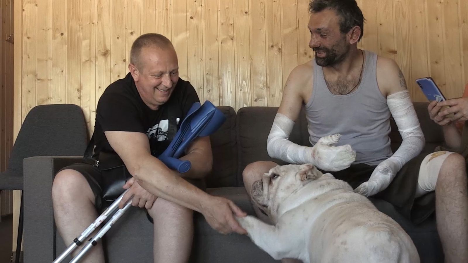 心碎現場曝！222隻狗慘遭活活餓死　日本名導山田茜揭俄烏戰火真相