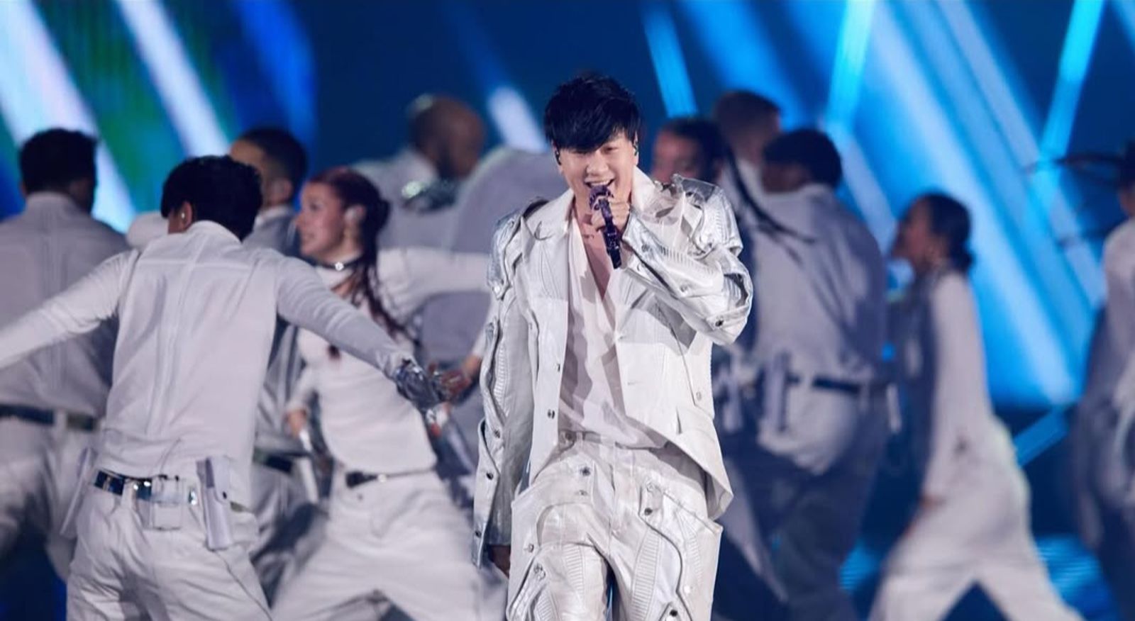 林俊傑大巨蛋第2晚「天后」真的來了!辣秀酥胸美腿性感登台