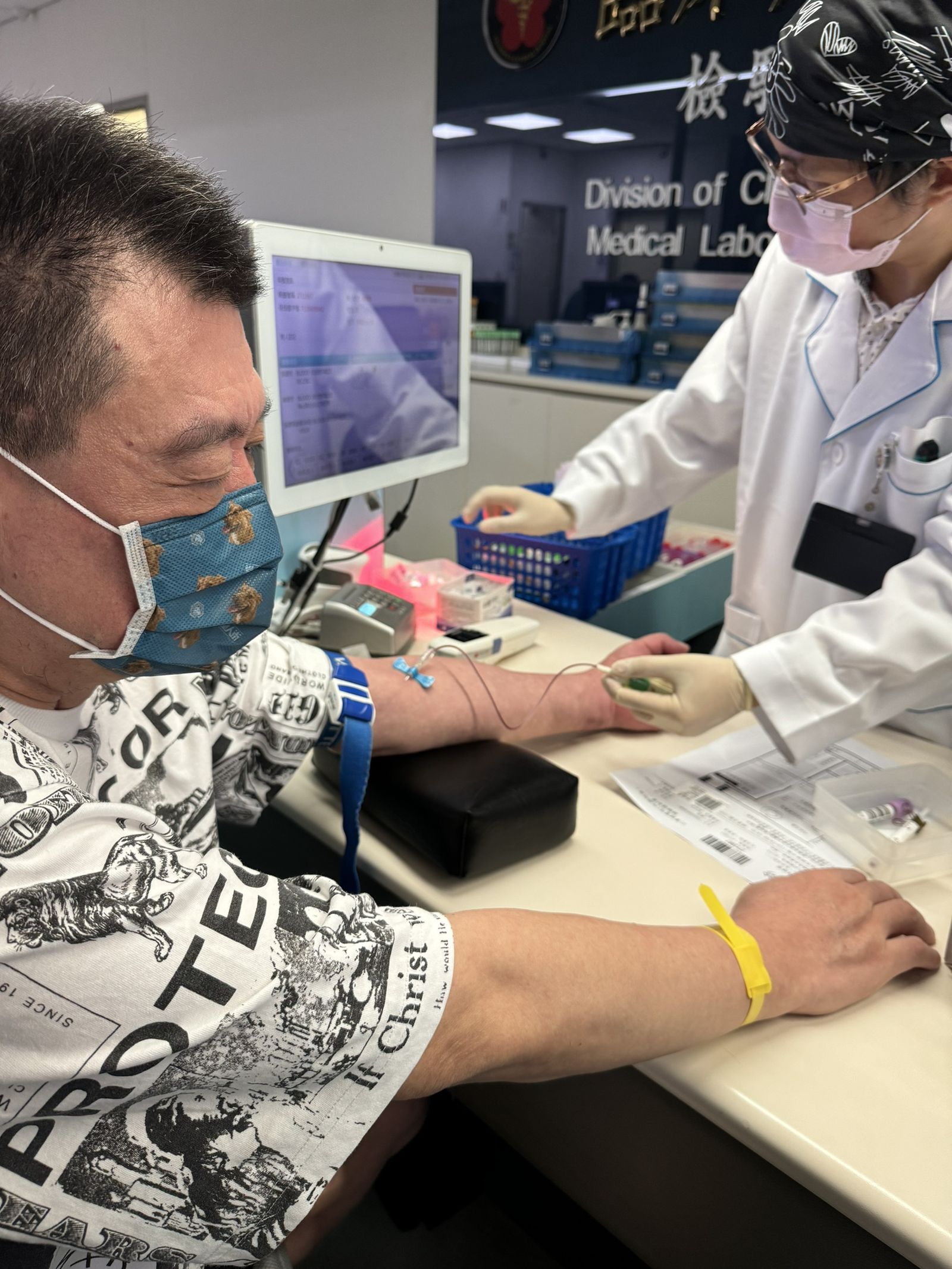 孫德榮抽血檢查身體狀況。孫德榮提供