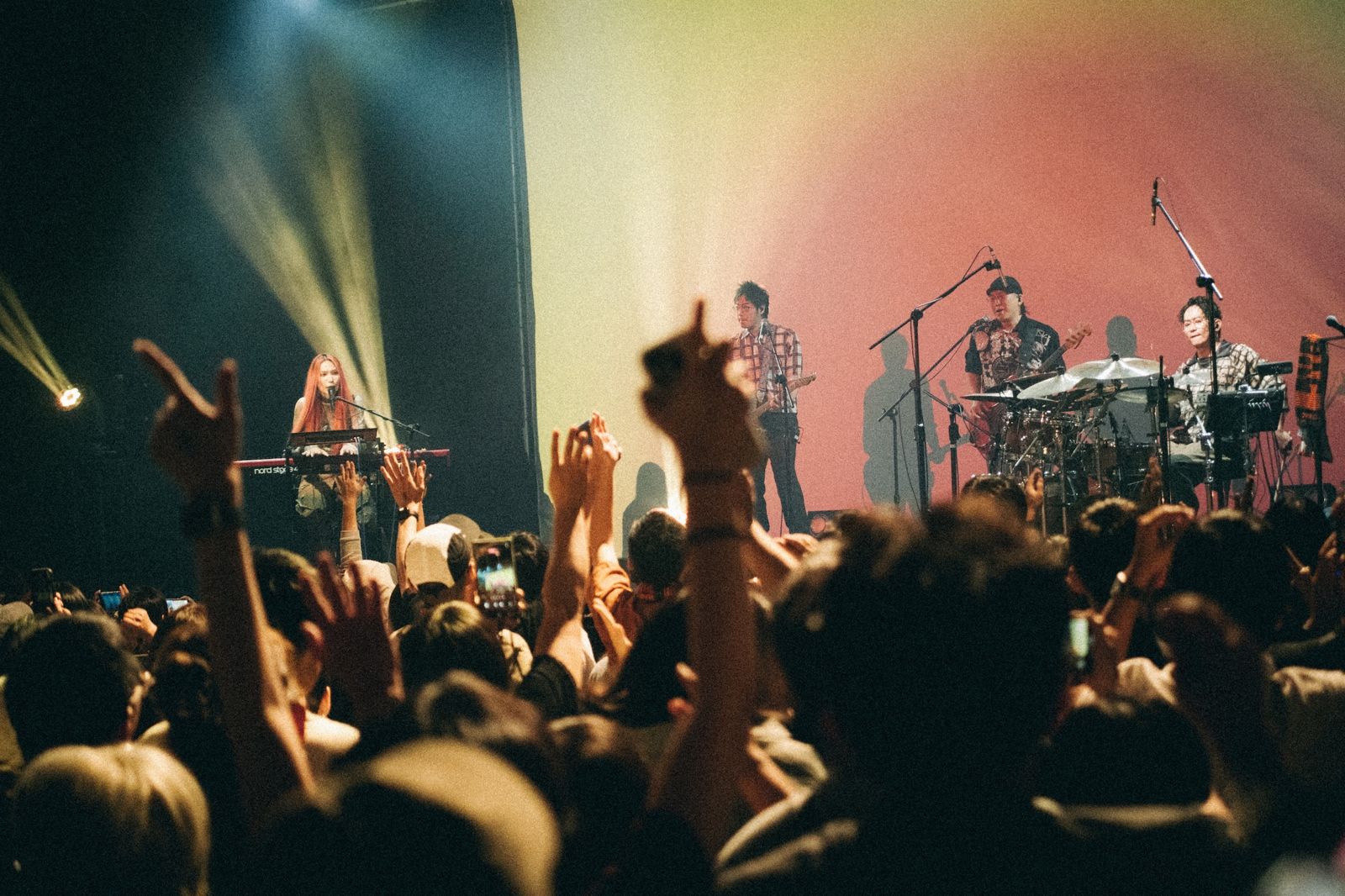 Tizzy Bac一連演唱多首經典歌。相信音樂提供