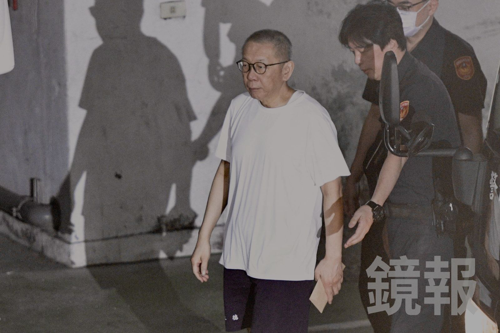 柯P出來了／柯文哲終於拿掉手銬　輕甩雙手步下囚車準備交保