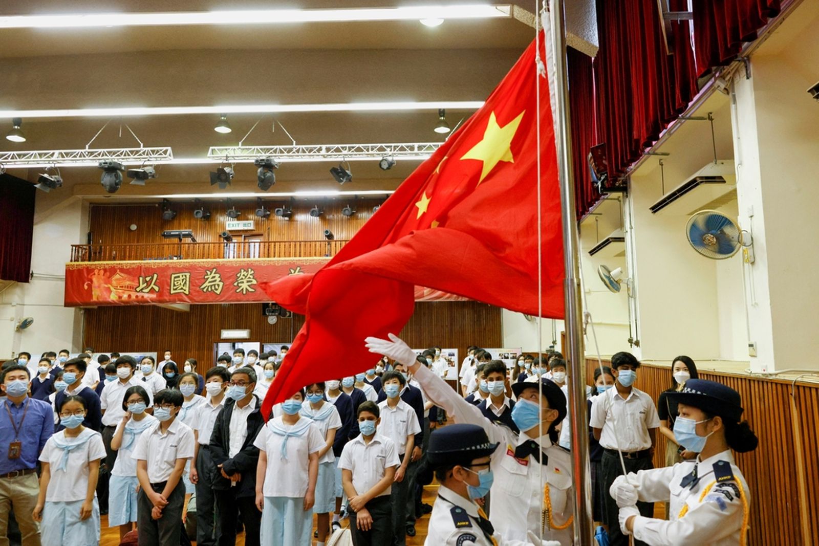香港沒有發生戰爭,在龍應台的「白骨視角」下,香港屬於「和平」狀態,但這個「和平」是一座墳場。圖片由鏡週刊提供