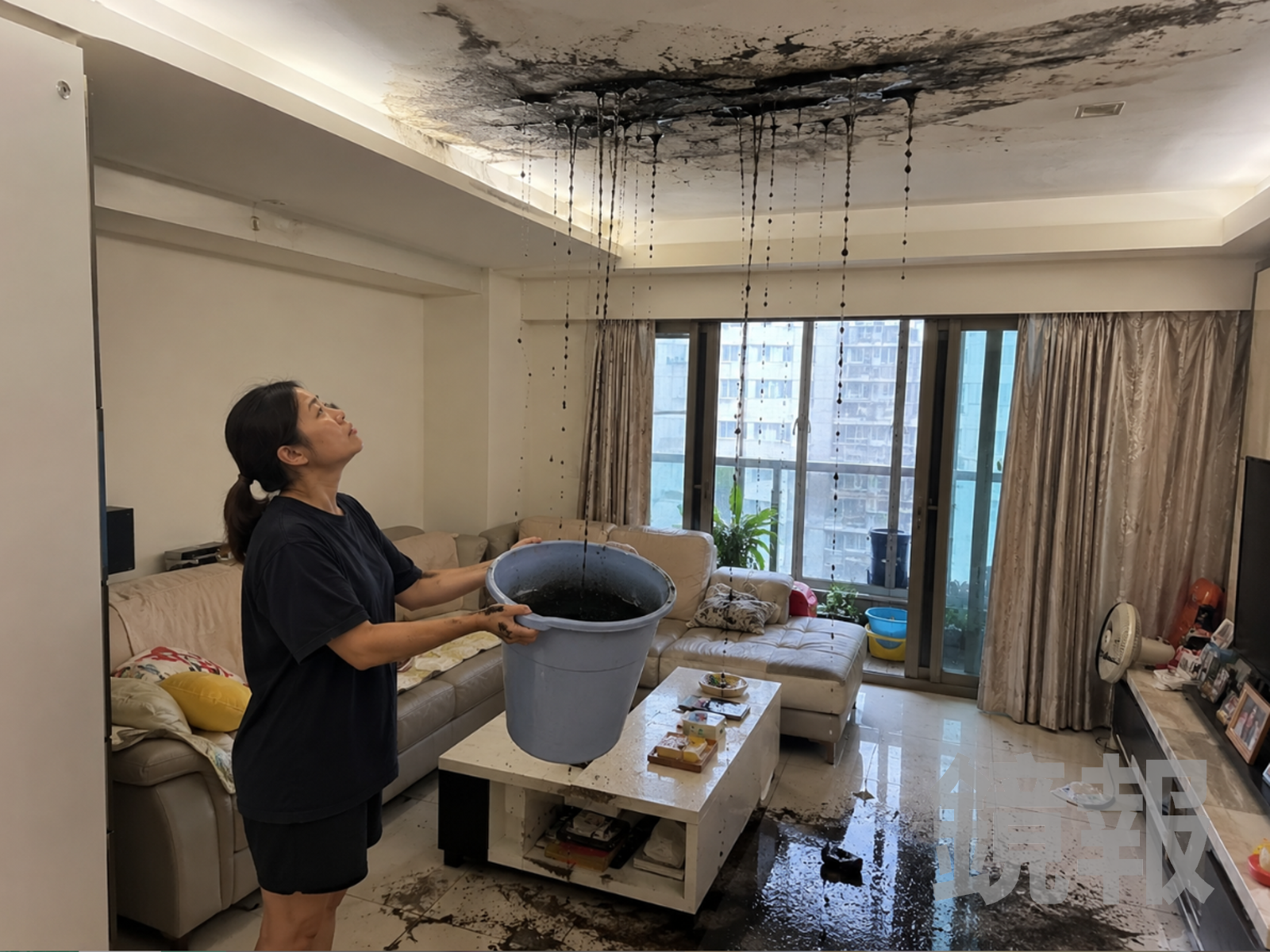 自家天花板下黑雨「每天滴好幾桶噁心黑水」!北女崩潰告鄰居 她裝死不出庭...法官一招KO
