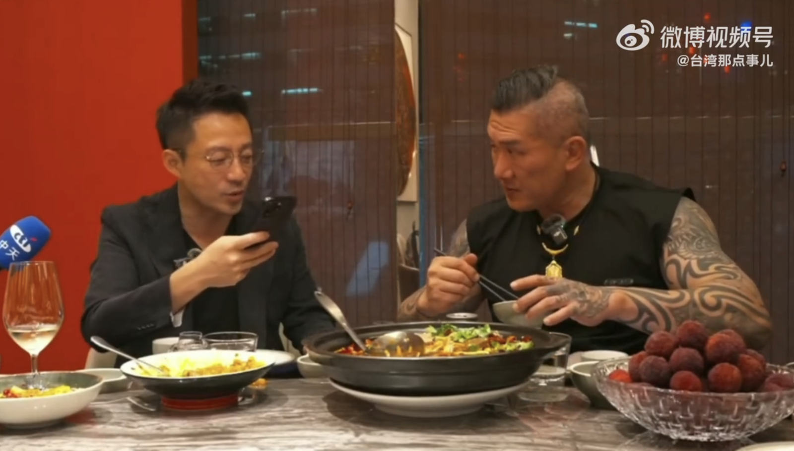 館長與汪小菲「吃晚餐」吸引40萬人收看　一句「台灣子彈滿天飛」引熱議