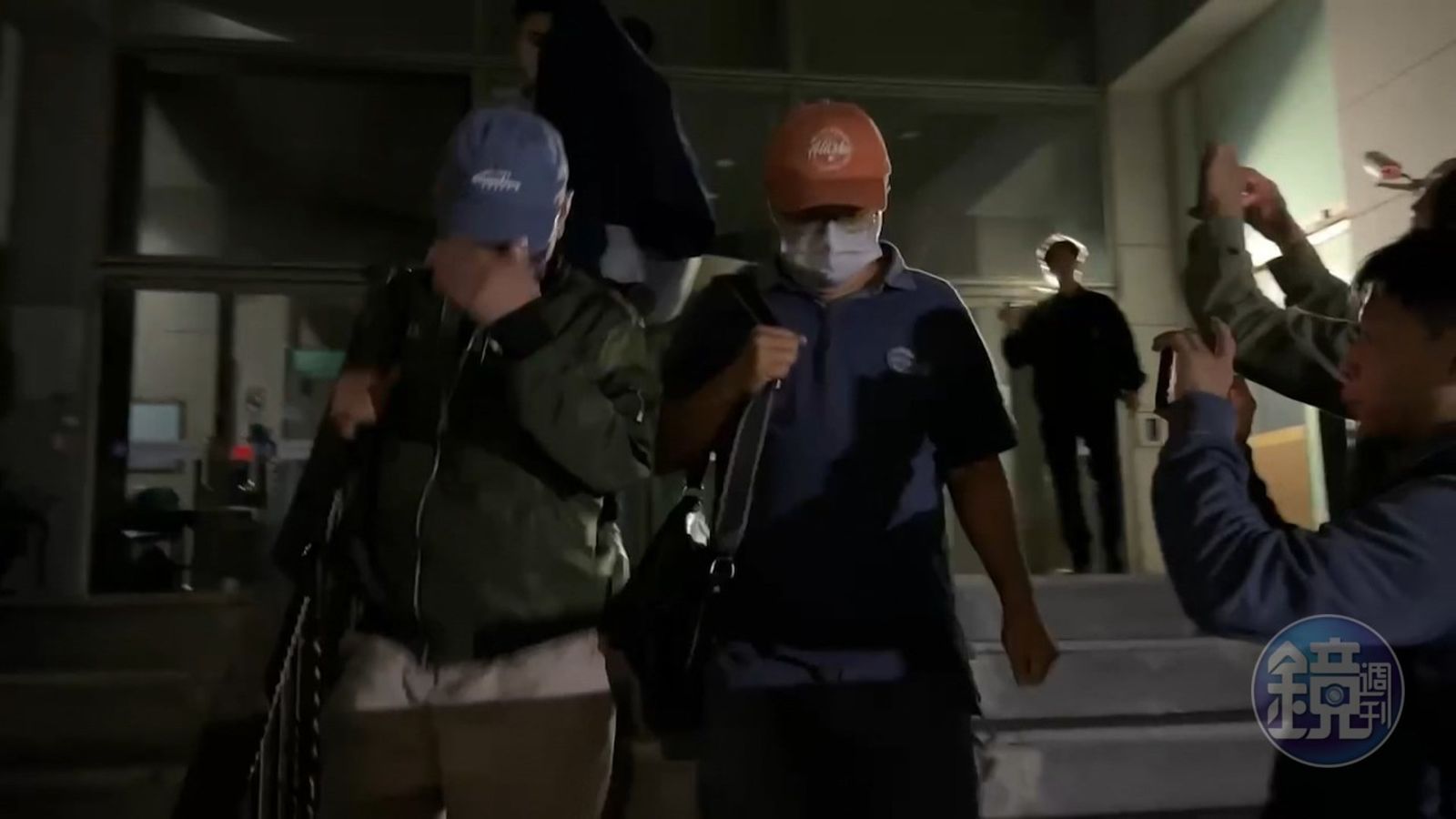 前台鹽綠能董事長陳啟昱(紅帽者)、前總經理蘇坤煌(藍帽者)曾遭台南地檢署聲押禁見。鏡週刊