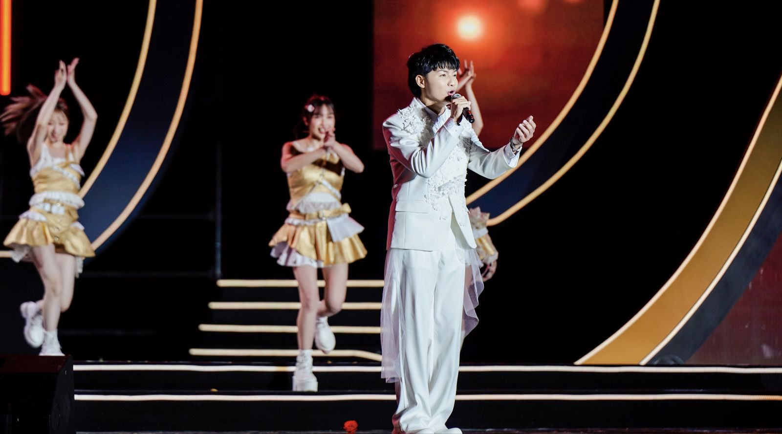 明亮在台上演唱〈再會乾妹妹〉。世界閩南語金曲盛典組委會提供