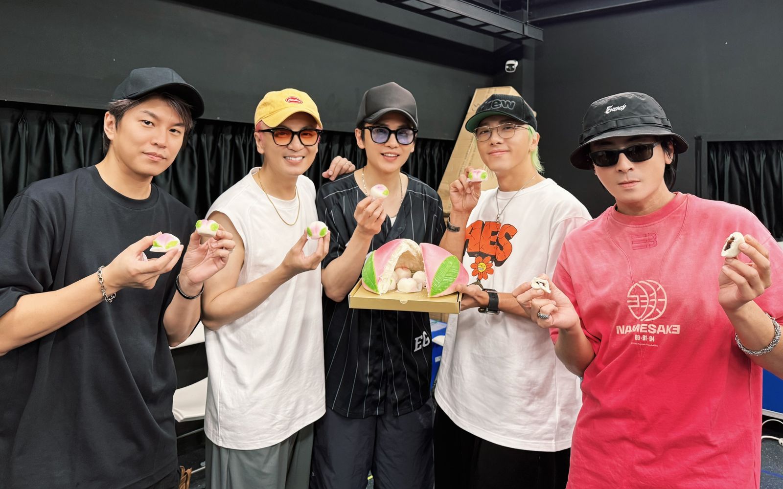 牛奶46歲生日收大壽桃「以桃補桃」　生日願望曝光坤達新髮色意外亮相