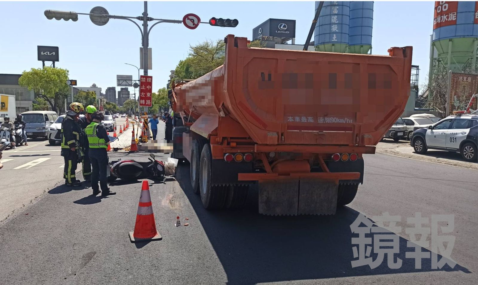 疑視線「內輪差」奪命 7旬翁遭砂石車捲入輪下輾斃