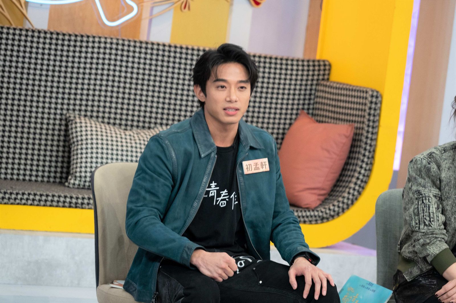 初孟軒慘淪「光頭綠帽男」。東森提供