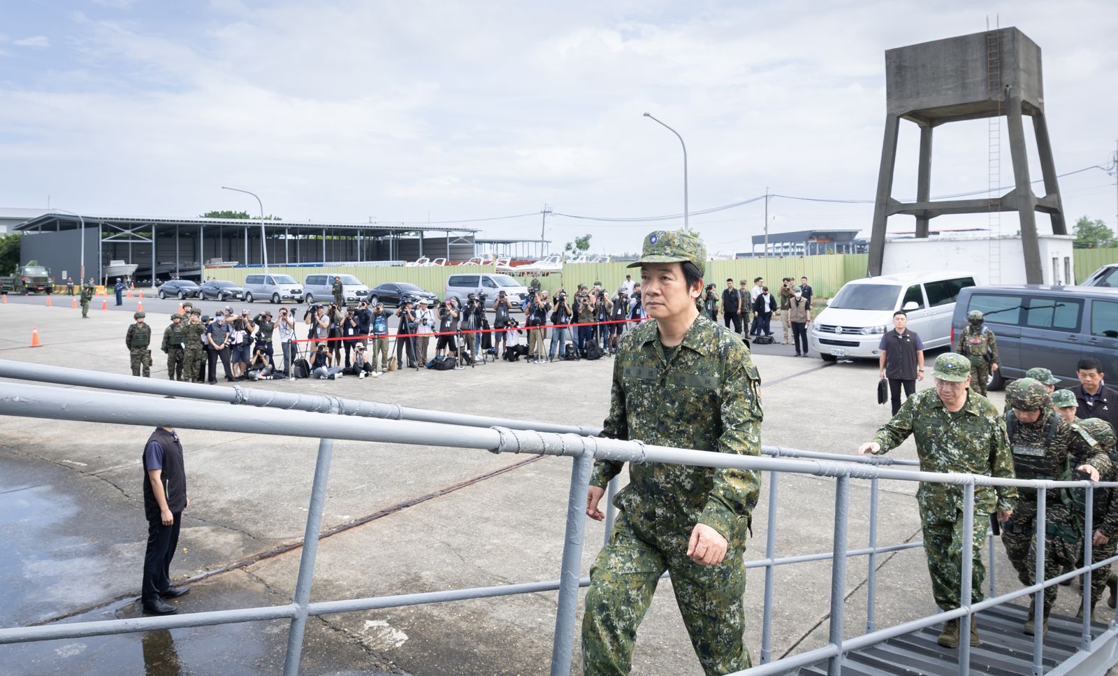 賴清德登艇視導布雷系統,了解海軍防禦性操演及實兵演練行動。(圖/總統府提供)