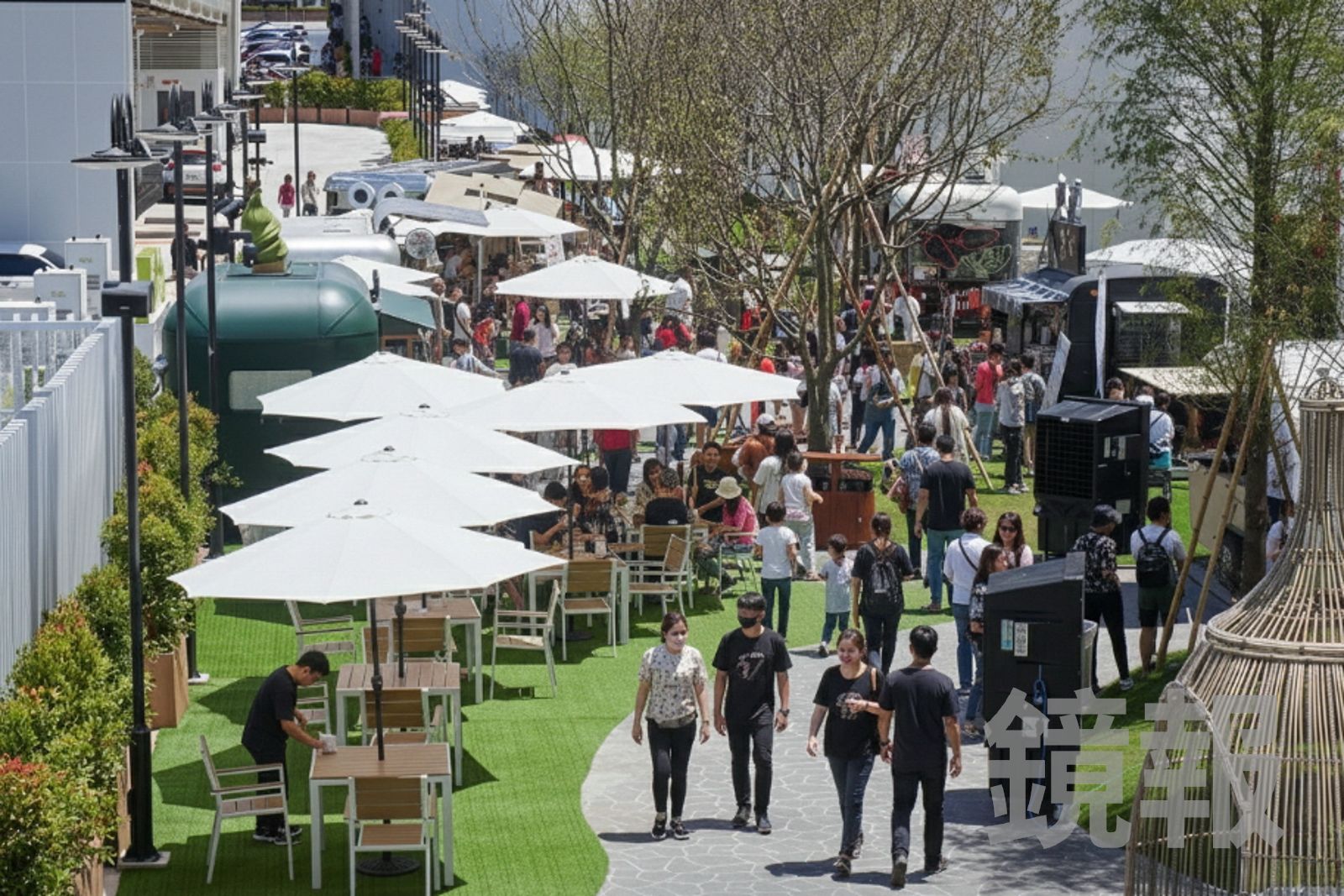 商場外狹長的300公尺走廊，打造為展售農特產的文創市集。業者提供