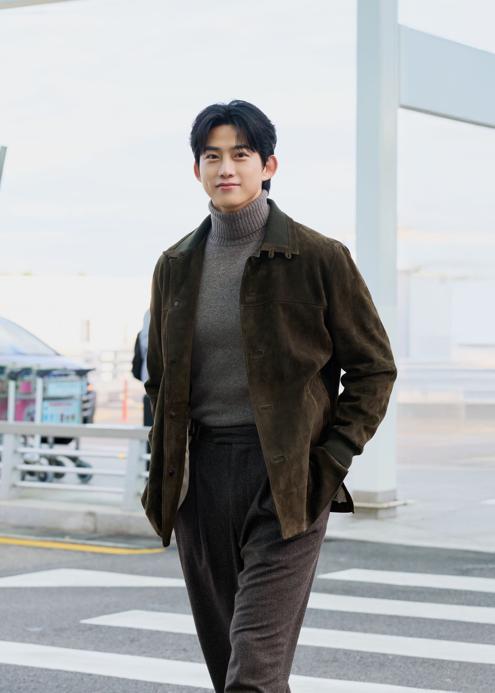 玉澤演一身低調、質感服飾,帥氣逼人。Loro Piana提供