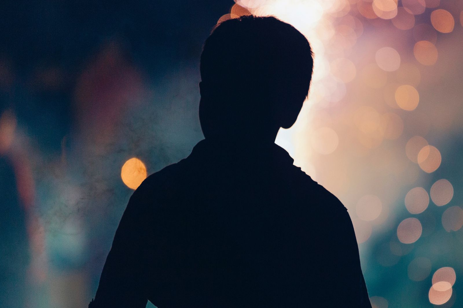 9歲童遭「囚禁車上18個月」！雙腿失去行走能力　父喊冤：這是為了保護他