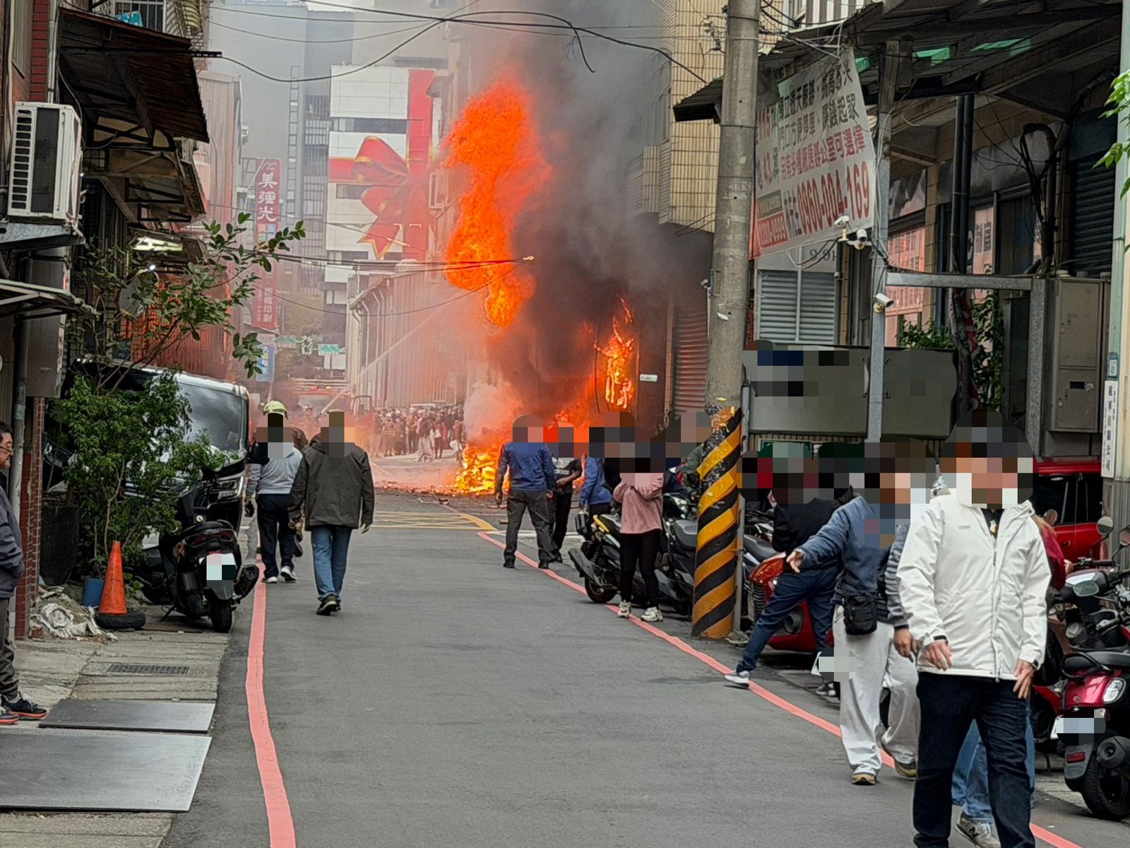 三重工廠大火！火舌「衝大街」畫面曝　4人受困頂樓6人傷