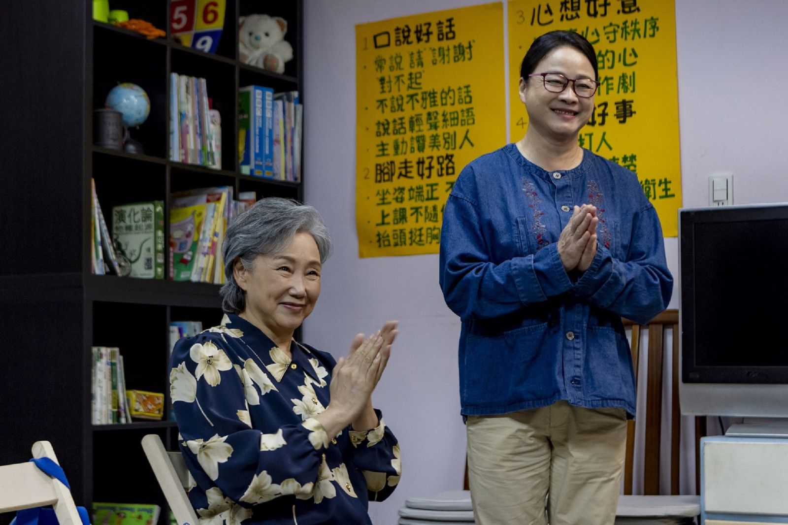 陳季霞(左)在飾演訪視志工「靜慧」,在劇中全力支持陸小芬。大愛電視台提供
