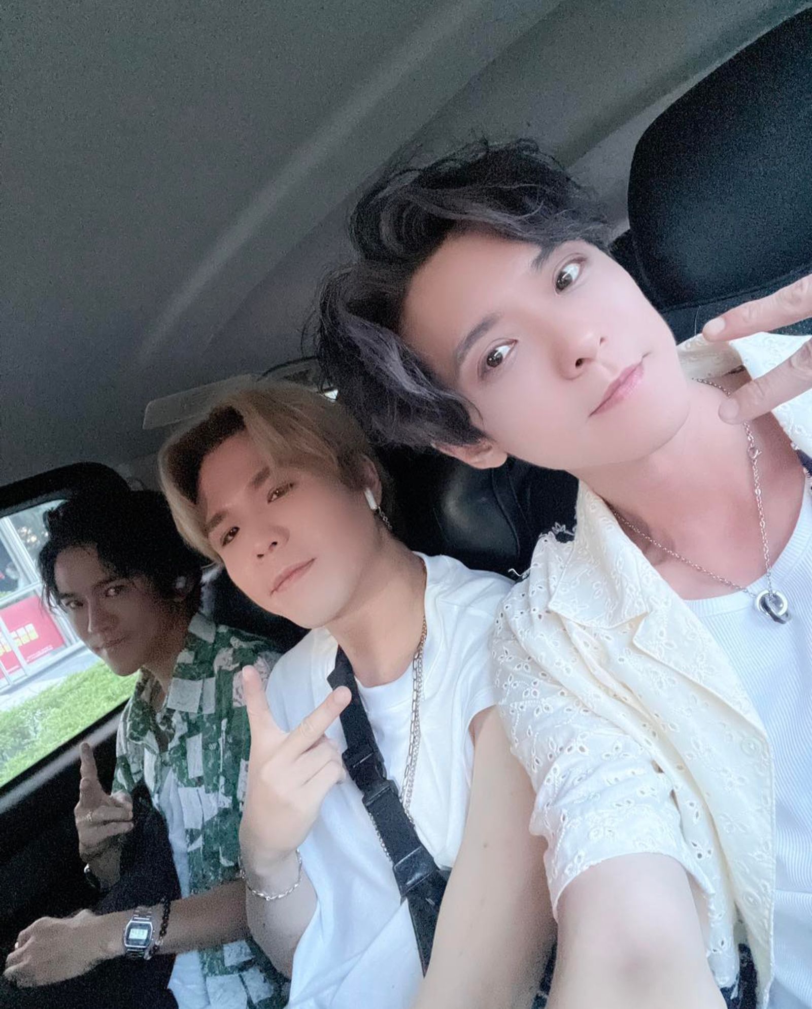 李吳兄弟3人開起車來有各自的習慣。翻攝李吳兄弟IG