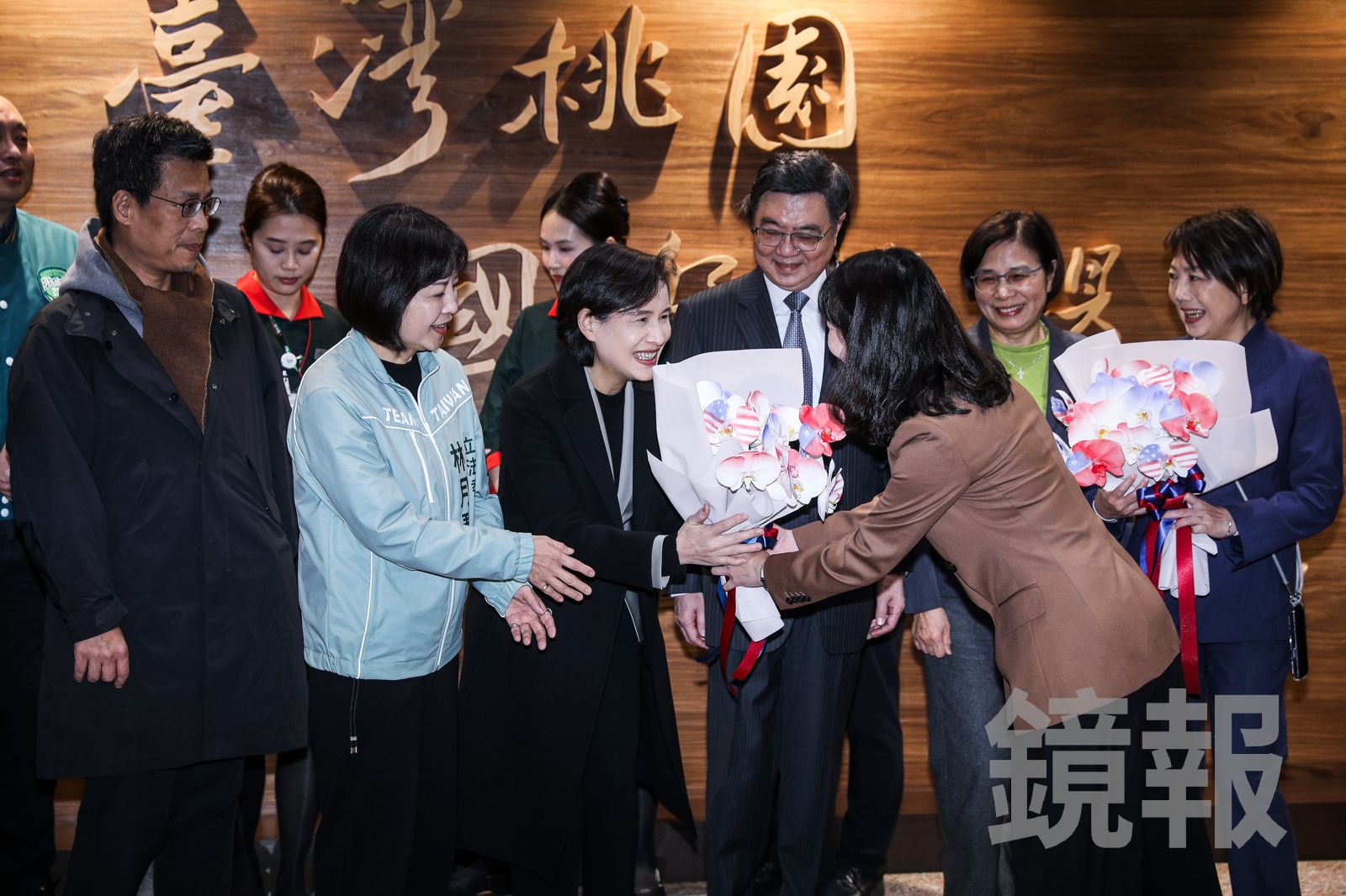 鄭麗君率關稅談判團凱旋收「台美友好蝴蝶蘭」　賴清德獻祝福：歡迎回家