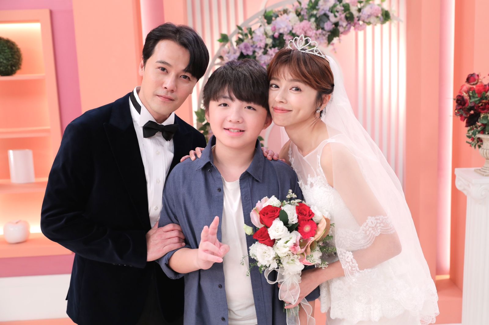 王瞳「修成正果」一家三口婚紗照曝光　愛人突遭檢察官逮補當場崩潰