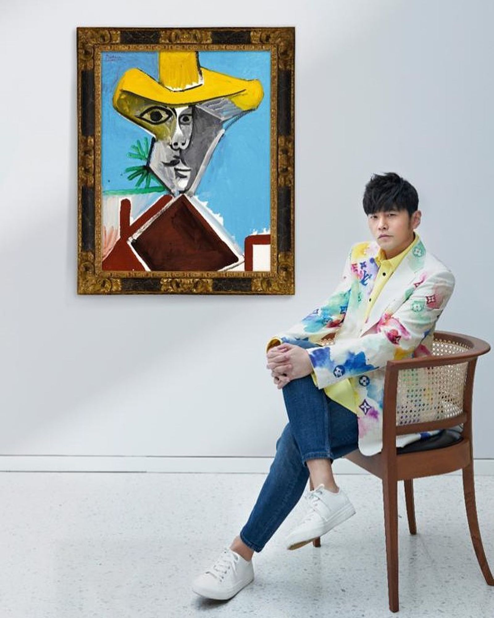 周杰倫身後是畢卡索畫作「火槍手與黃帽子的秘密」。翻攝周杰倫IG