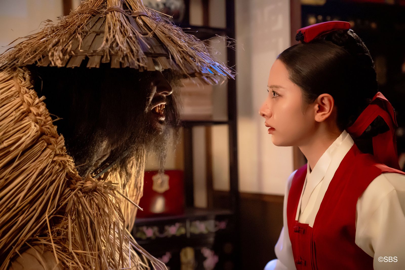 金知妍(右)飾演的巫女在劇中必須收服許多惡鬼。Hami Video提供