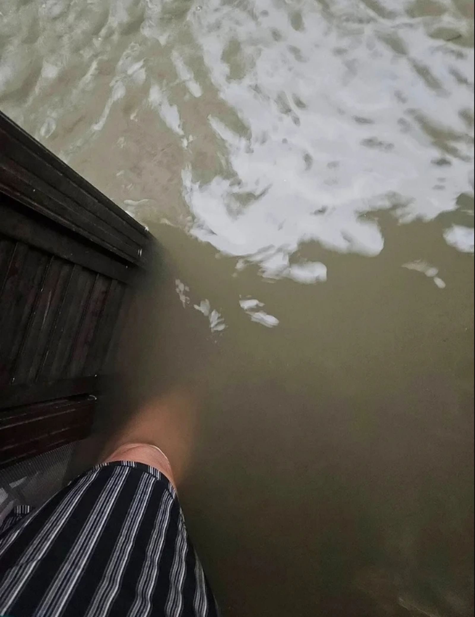 台南市北區淹水已經到小腿了。圖/臉書@台南大小事