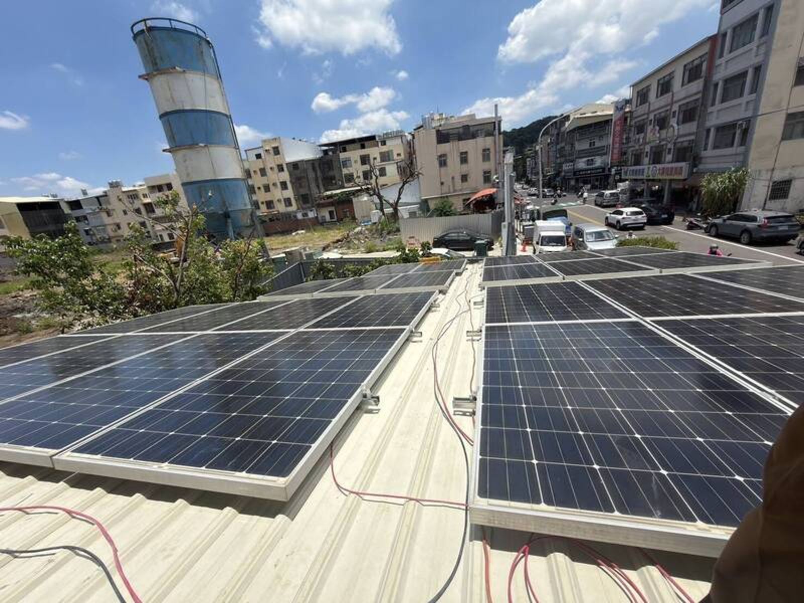 蔡男在自家屋頂觸電失去生命跡象,消防隊員出動雲梯車升梯救援。彰化縣消防局提供