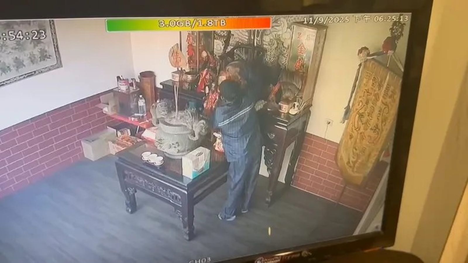 王爺都不放過！香客扳倒神像強扯頭飾金牌　監視器全拍下