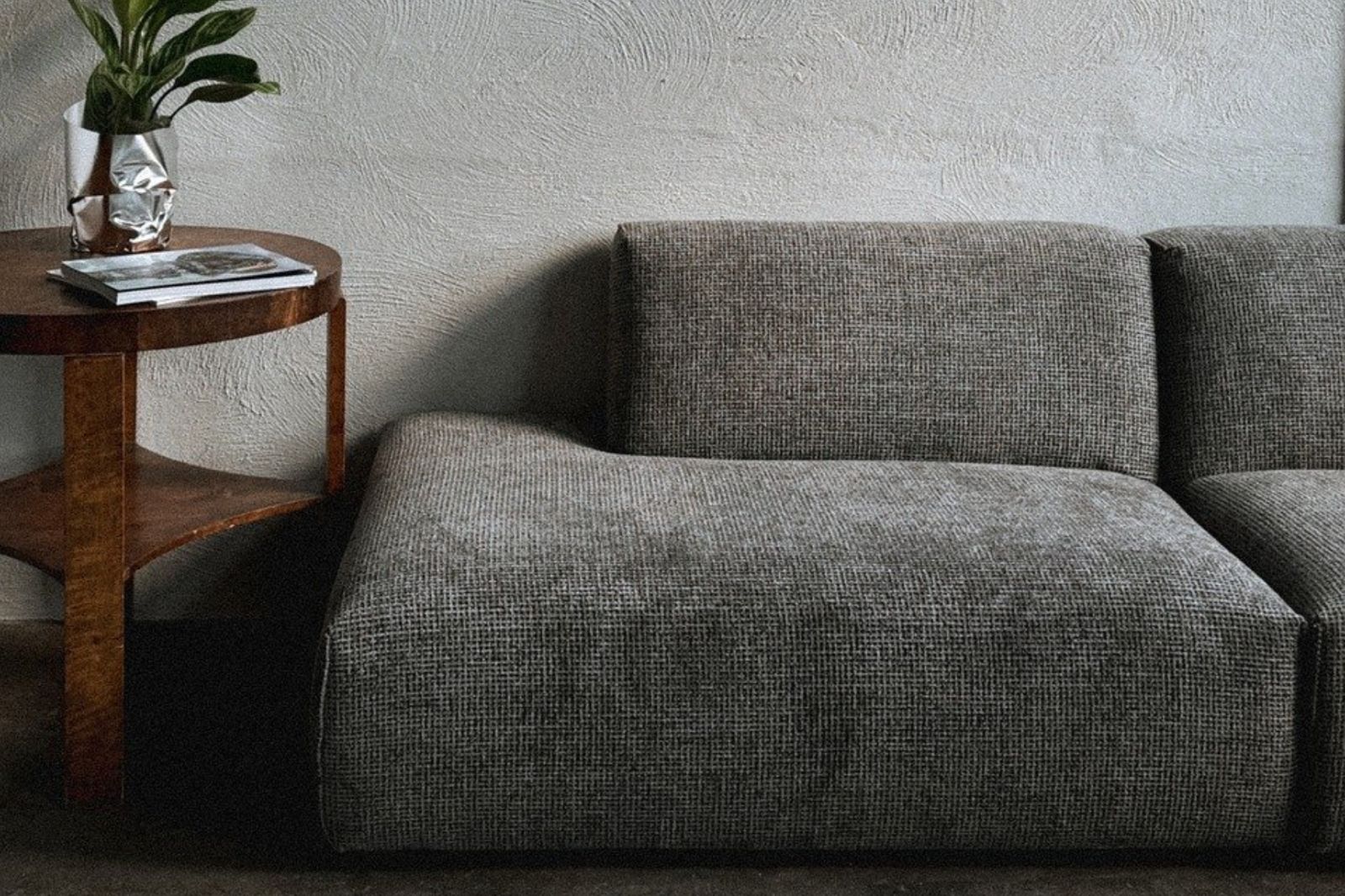 直播到一半人消失…好友趕到家驚見「24歲男陳屍沙發」!30分鐘喘氣聲成最後畫面