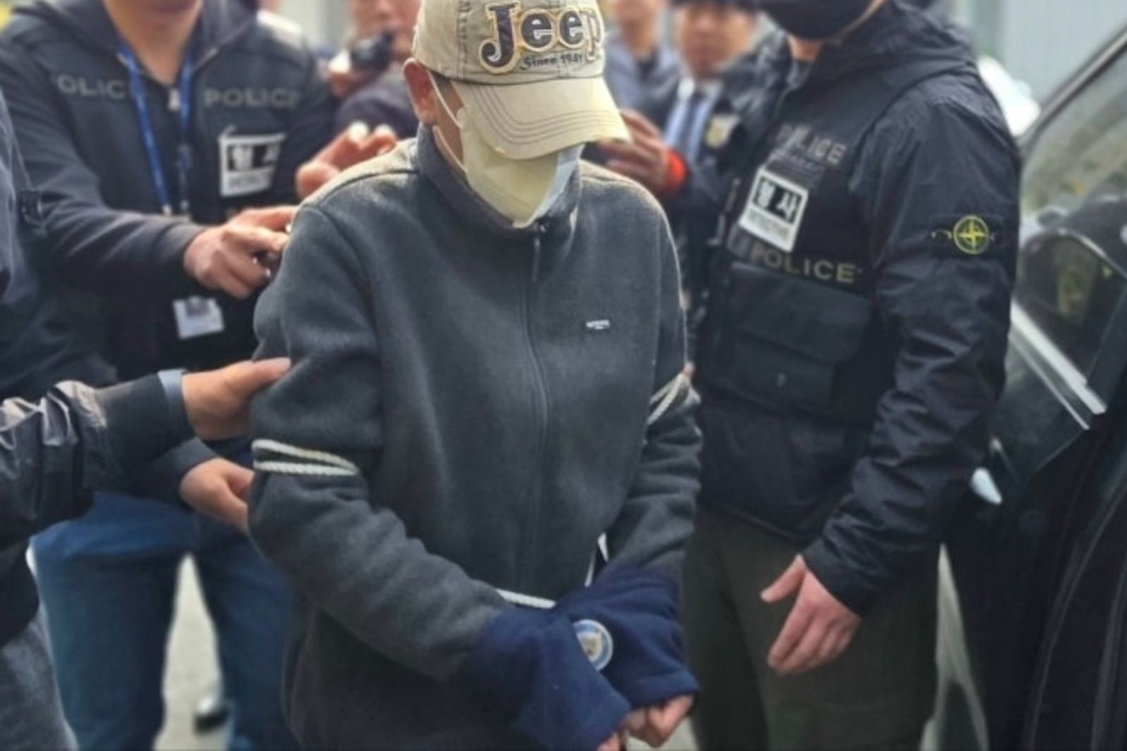 一名韓國男子因炒股慘賠,竟持預藏凶器殺害櫻花妹,企圖「找人陪葬」,犯後逃亡落網,開庭僅2分鐘便離開。圖/翻攝自《Naver》