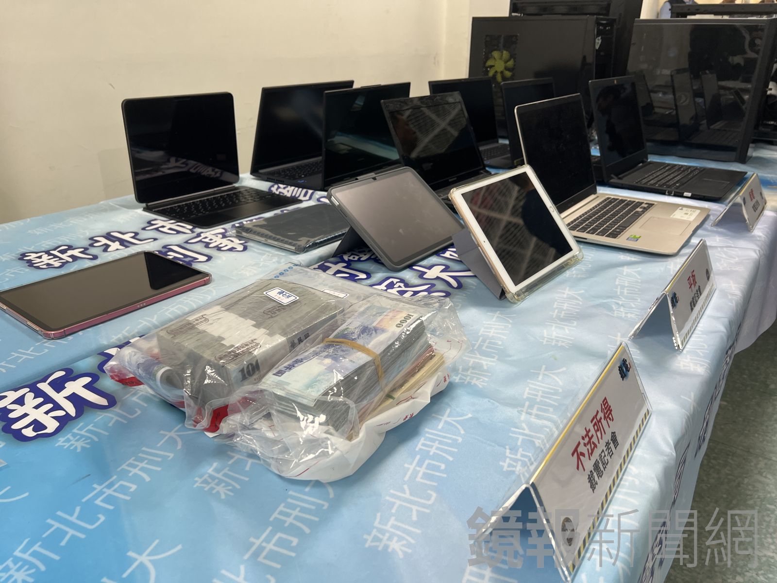 警方於節電行動查扣大量證物。呂健豪攝