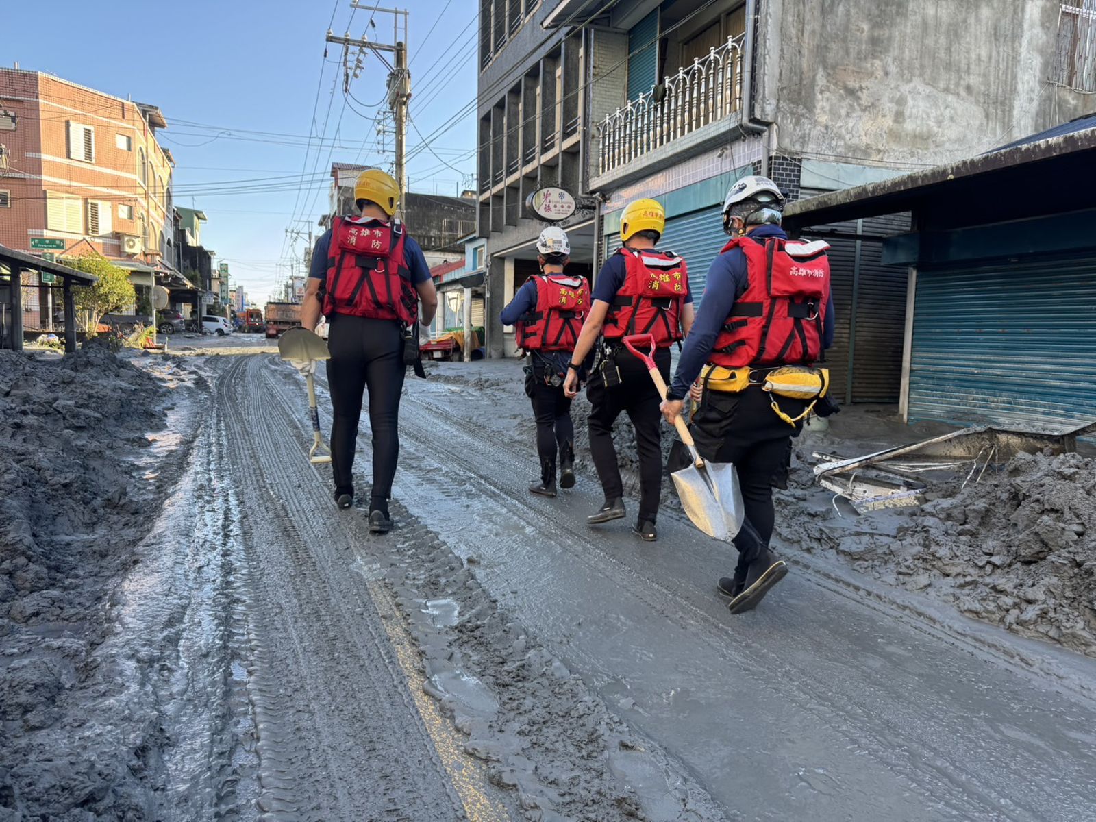 高雄特搜隊挺進花蓮災區。消防局提供