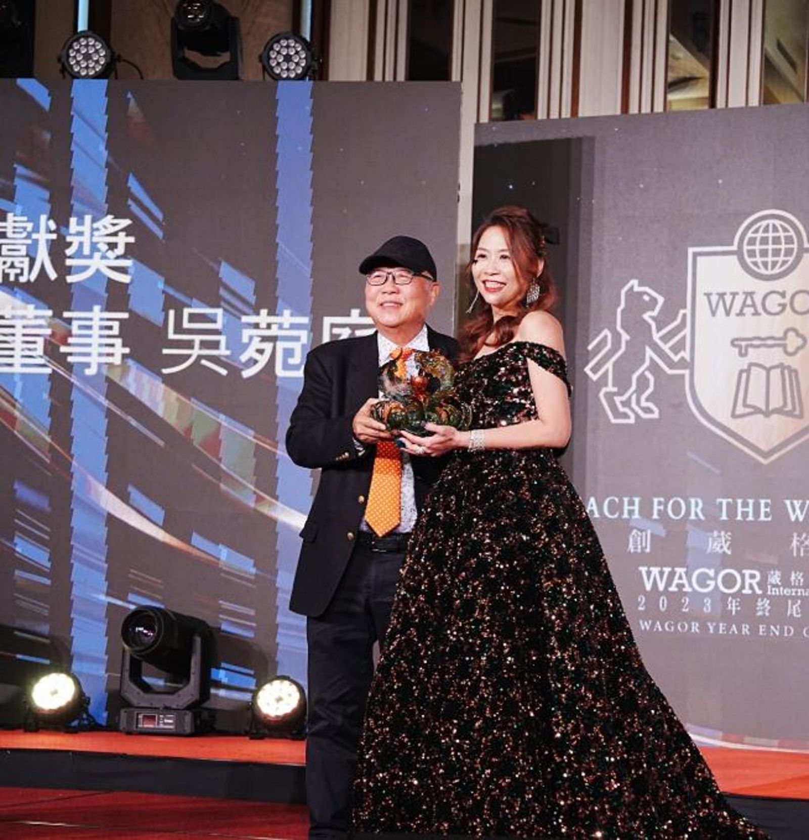 金錢豹酒店創辦人袁昶平與妻子、葳格國際學校執行長吳菀庭涉掏空校產、公益侵占,被檢方聲押。翻攝葳格國際學校YT