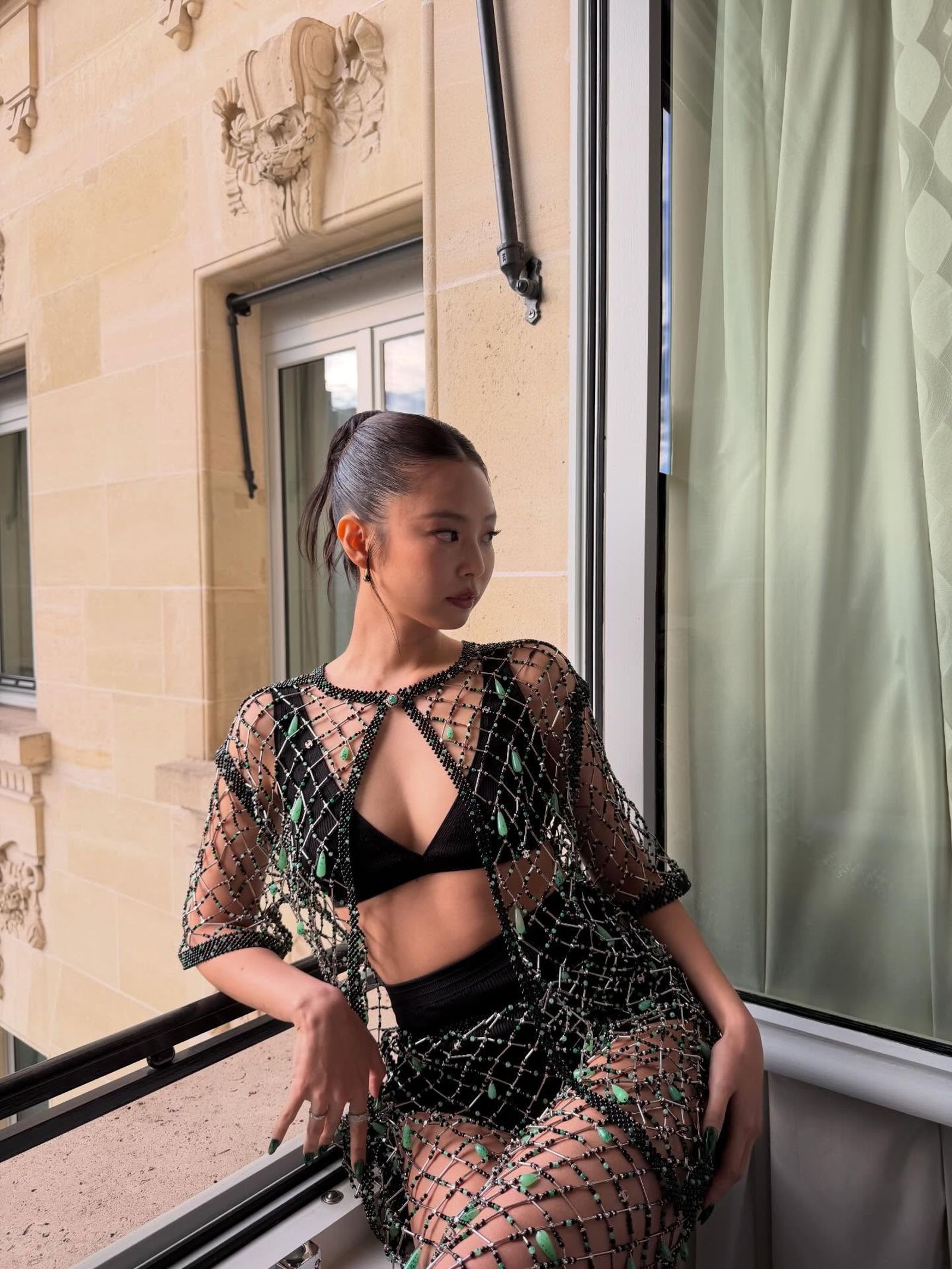 Jennie的看秀造型時尚又火辣。翻攝IG@jennierubyjane