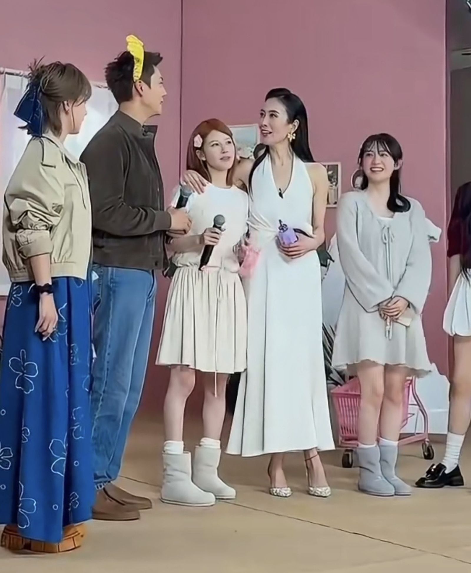 溫崢嶸（右二起）、趙露思、陳偉霆等演員現身直播間。翻攝微博