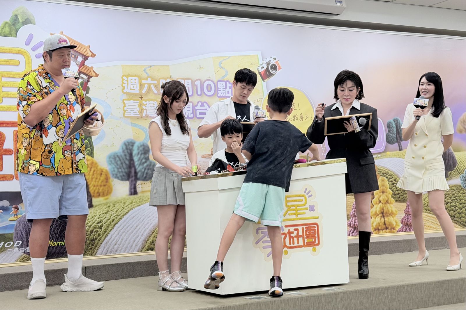 台股大跌3000點也照買!黃鐙輝被問「趙又廷曝中國近日影視寒冬」 以股票比喻:跌到底會反彈