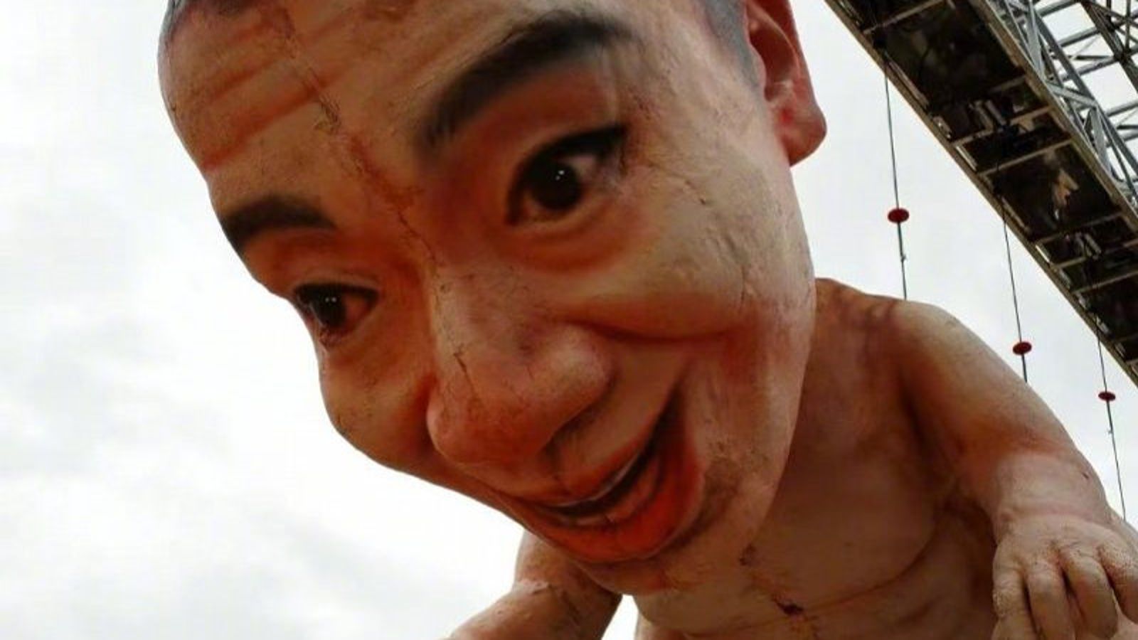 說好的夢幻王國?遊樂園驚見「人體蜈蚣、三面女孩」嚇壞遊客…園方急回應