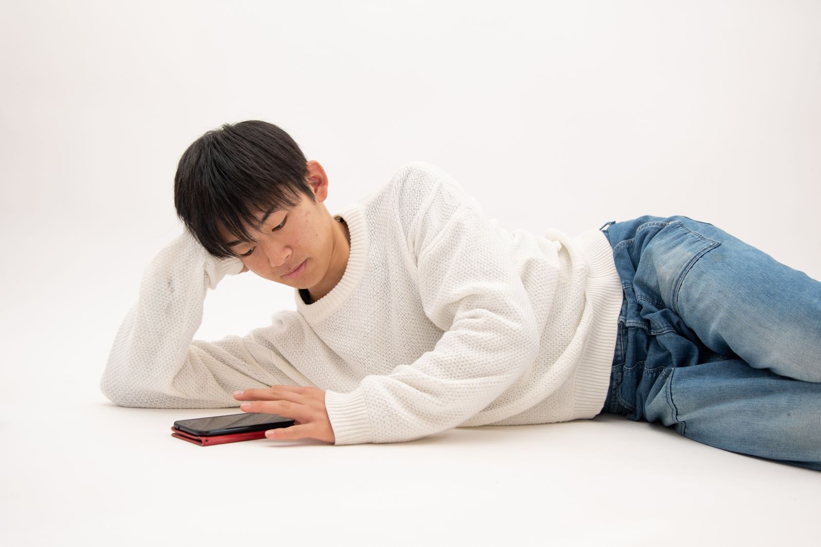 暑假瘋玩手機!18歲男「每天躺玩5小時」 竟無法走路險喪命