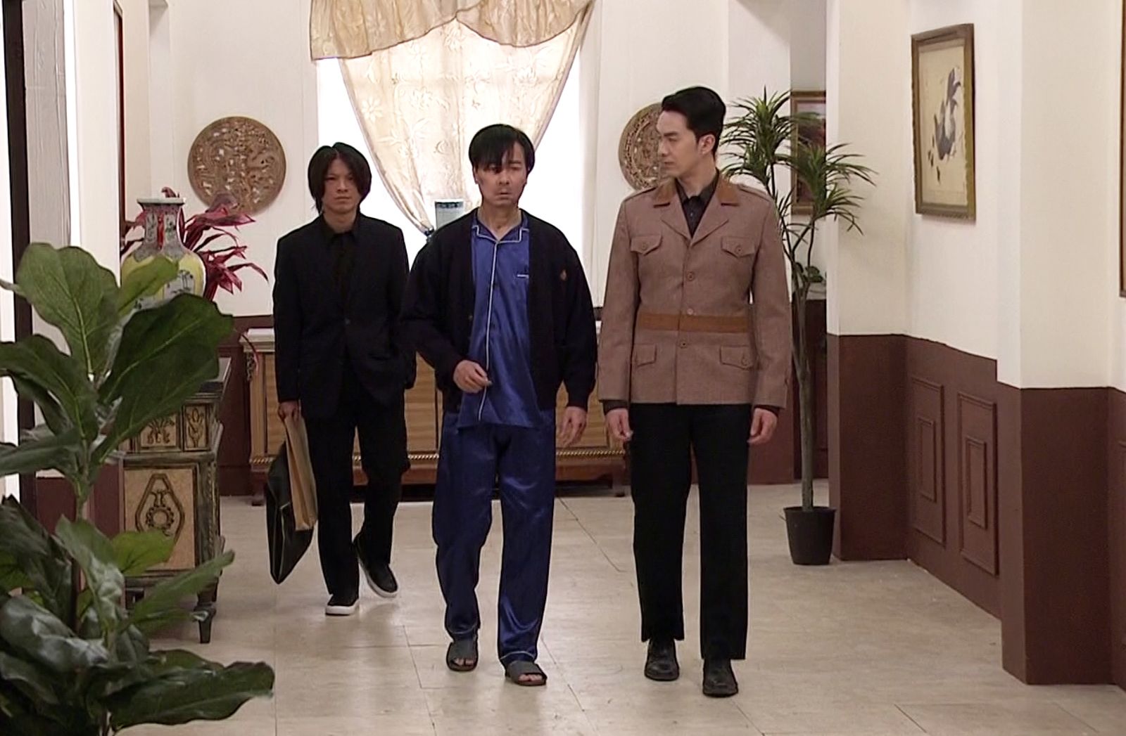 張雁名（右）在劇中替尹昭德（中）洗刷冤屈。台視提供