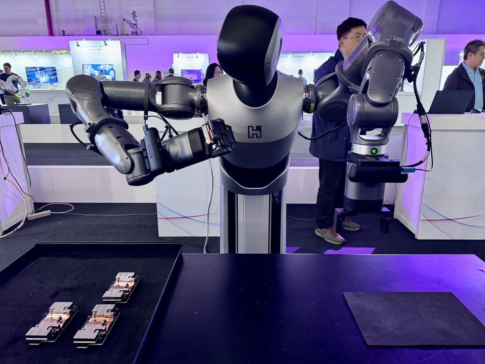 鴻海科技日首秀人形機器人生產力 明年德州廠導入、支援多項AI伺服器關鍵工序