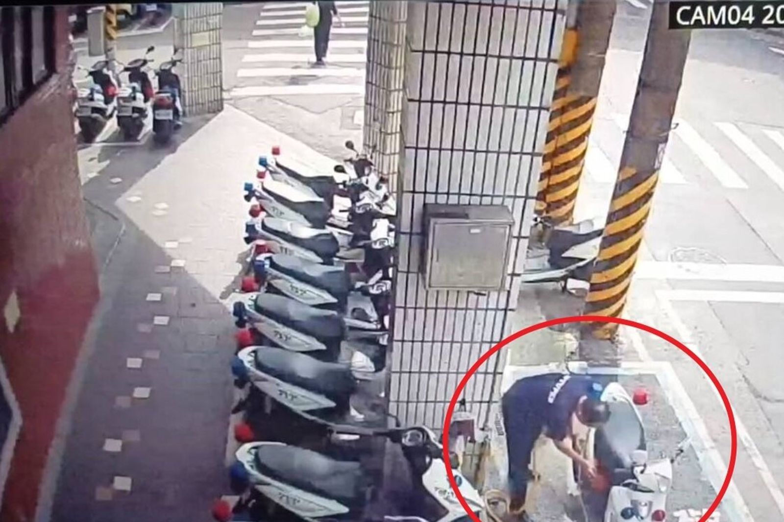 為因應4月的裝備檢查,所長徐紹文協助同仁清洗多輛警用機車。翻攝畫面