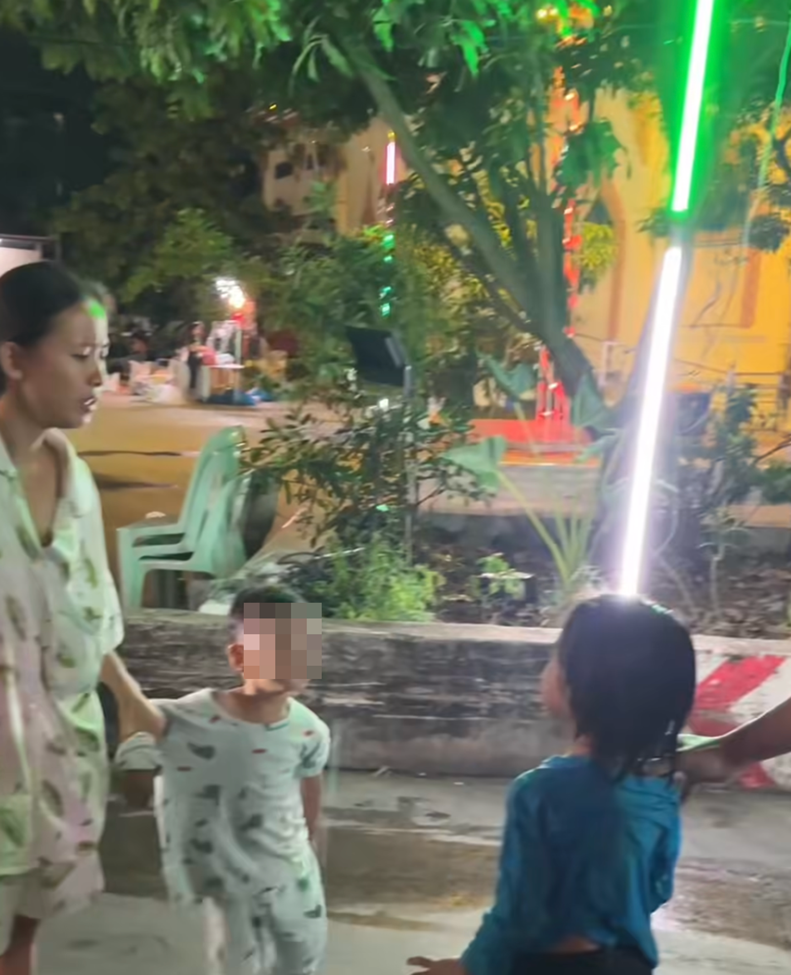 泰國女童為撿錢不慎落水，女童嬸嬸當場飆罵。圖／翻攝自臉書