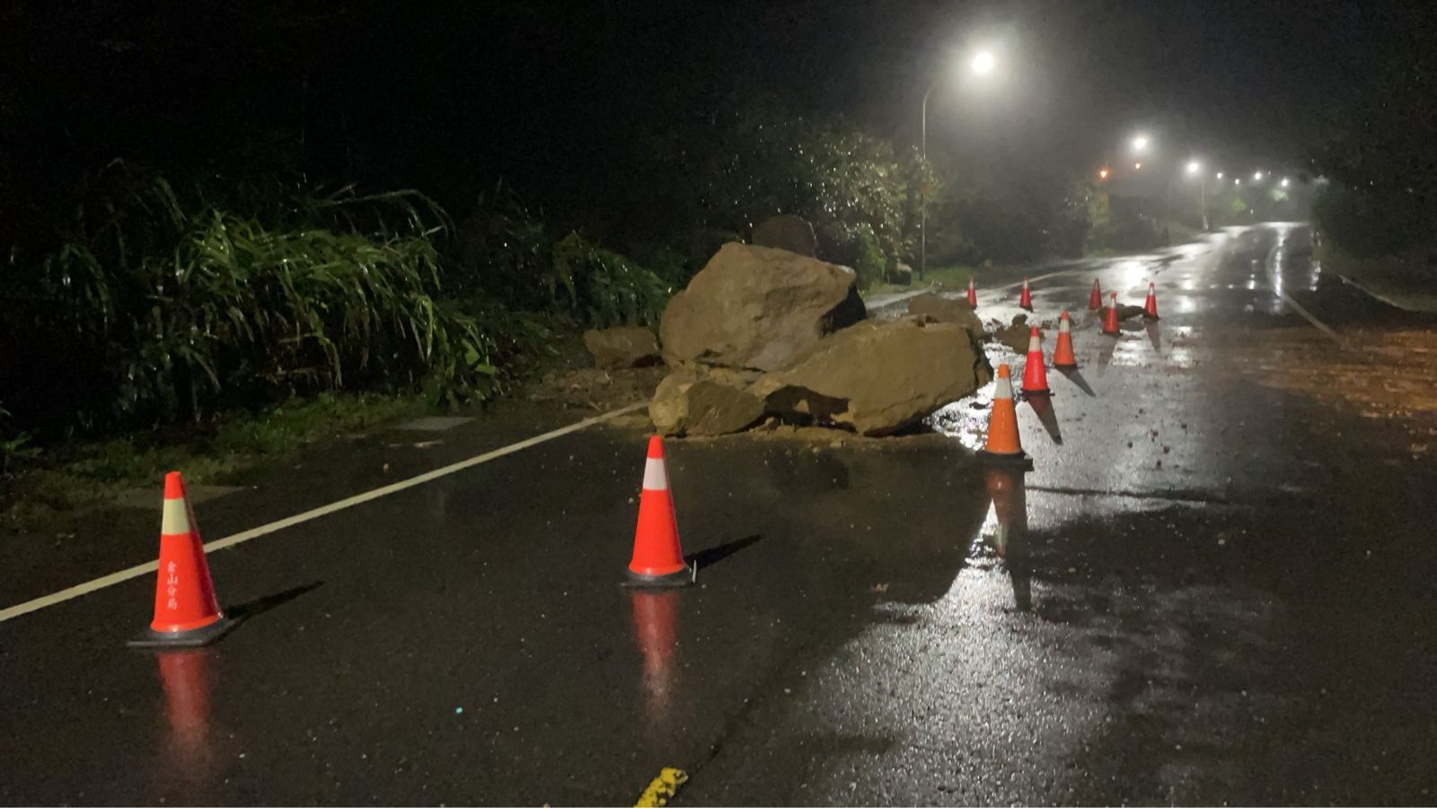 落的土石落在道路中央，對交通造成影響。翻攝畫面
