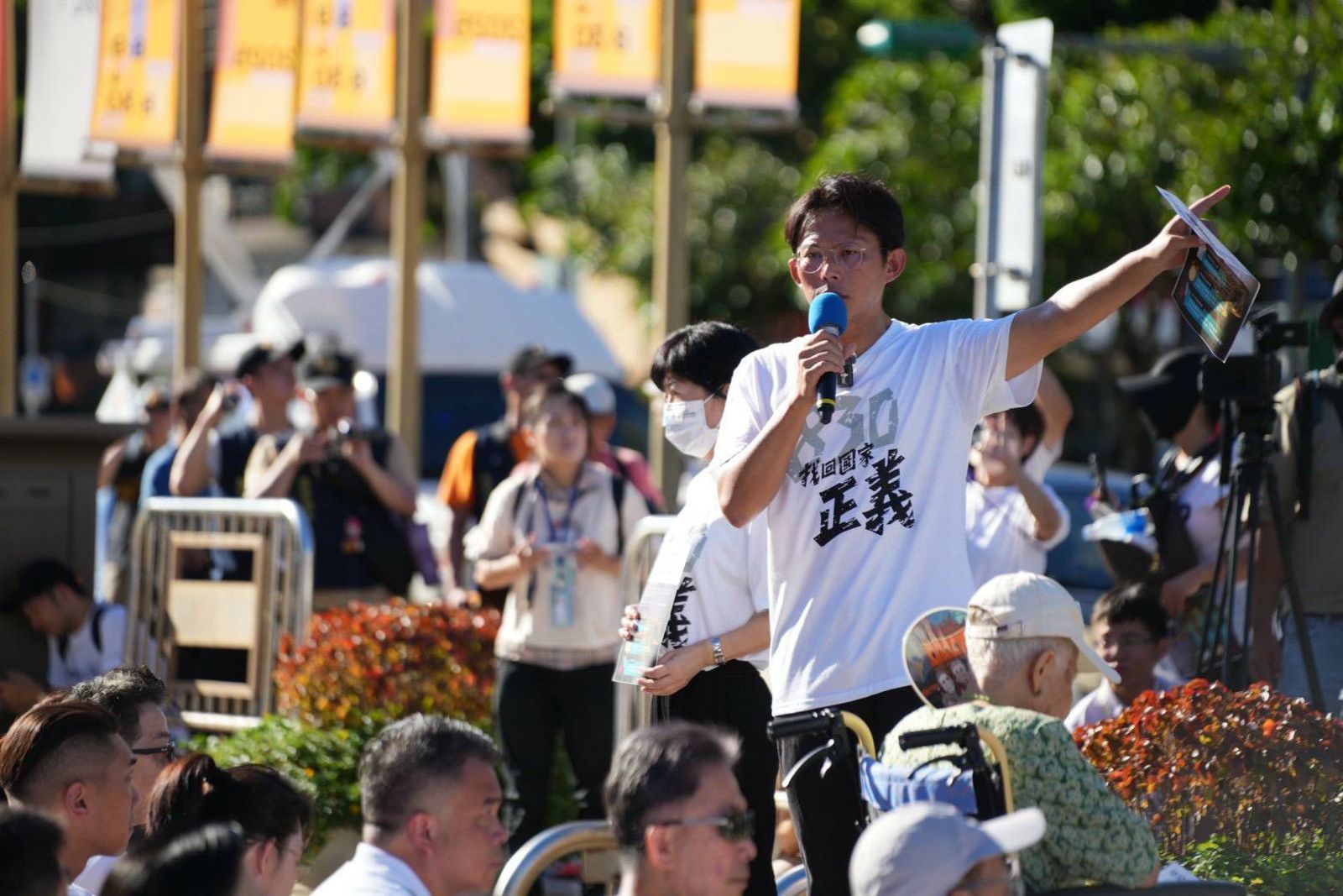 黃國昌在與警方對峙過程中不斷嗆聲,「台灣的警察什麼時候這麼厲害,聽黑道的對付台灣人民」。(圖/民眾黨提供)