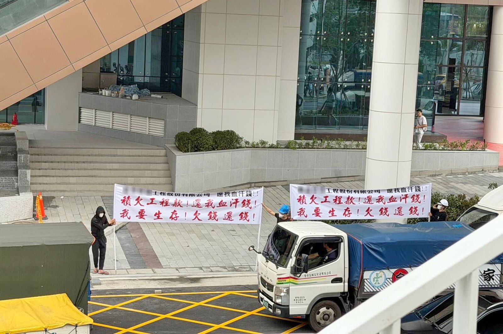 還我血汗錢！台中漢神洲際購物廣場開幕前夕爆糾紛　承包商拉白布條抗議遭欠款