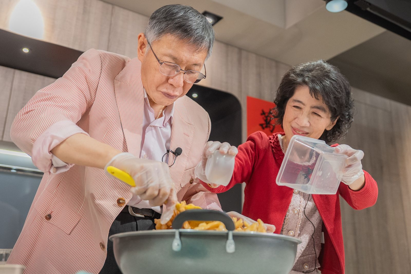 柯文哲化身大廚！甜蜜攜手陳佩琪手做「沙琪瑪」　自嘲平時只會用微波爐