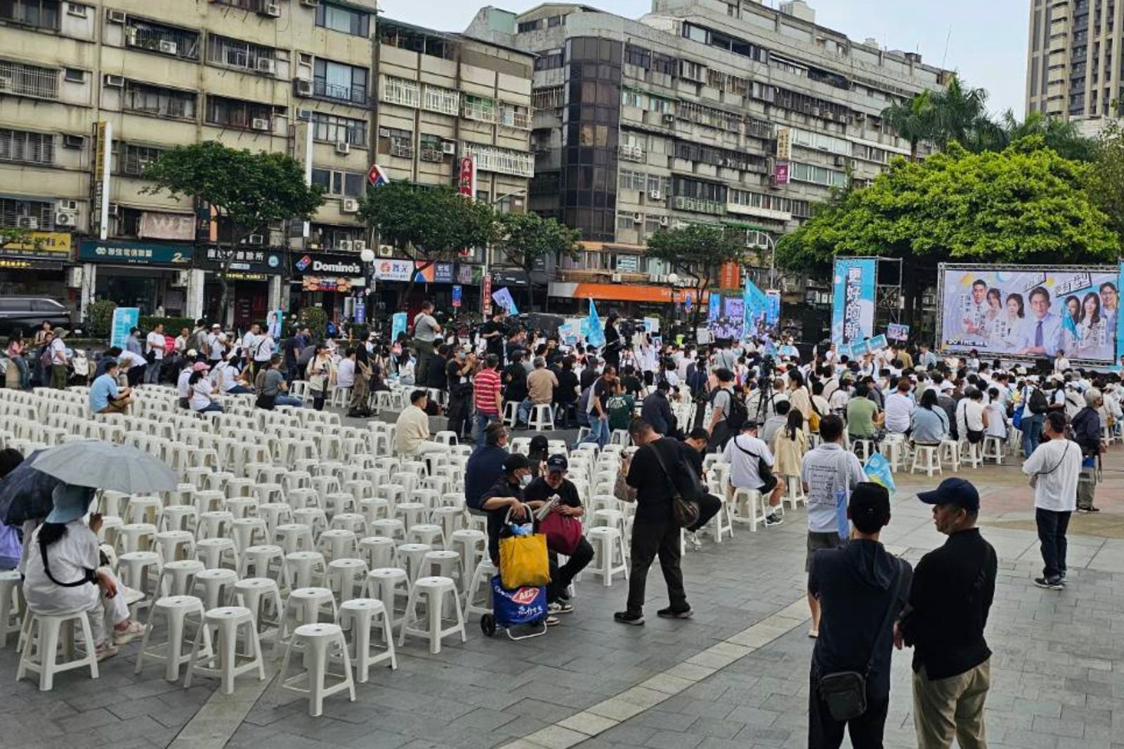 柯文哲到場也沒用？黃國昌造勢驚見「6座椅子塔」　四叉貓酸：避免太難看