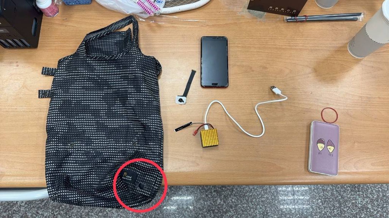 追逐片/偷拍狼高雄巨蛋美食街露餡反遭跟監報案 高帥警到場一開口他竟拔腿就跑