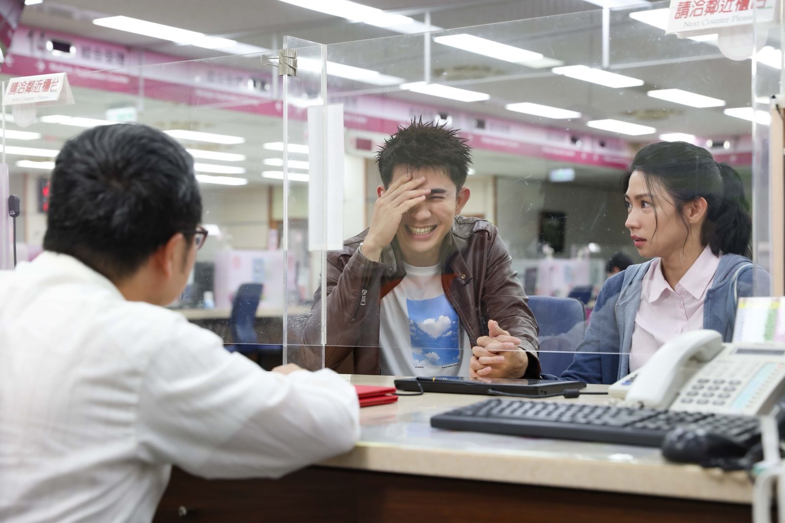 曾智希（右起）形容與曾子益結婚戲碼很像要被賣掉。民視提供