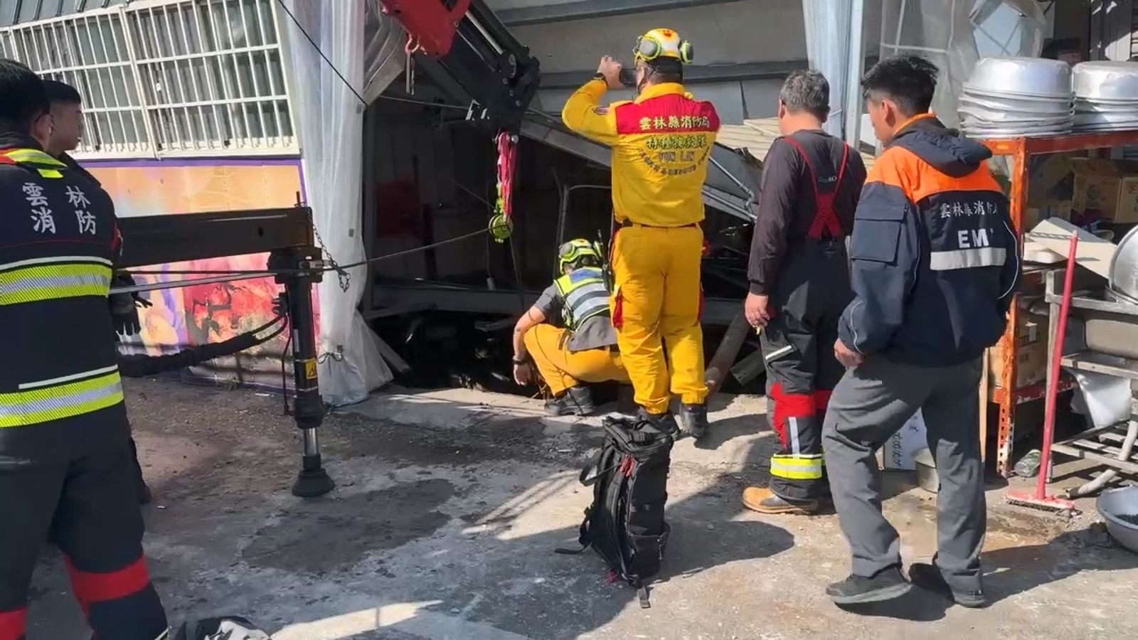 消防隊到場展開救援。民眾提供