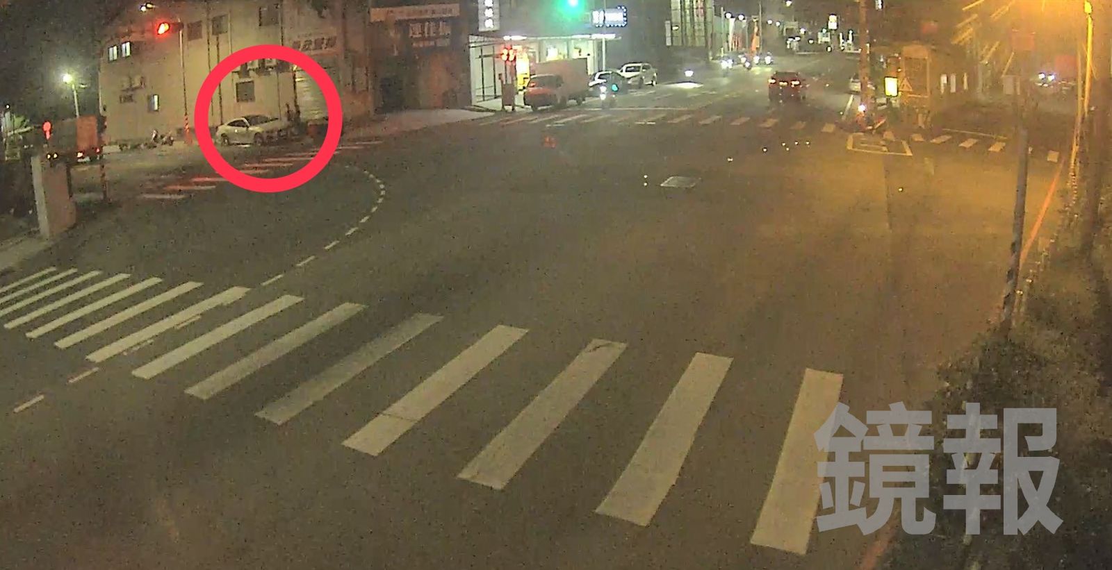 王男忙著講電話，裝有鉅款的帆布袋忘了帶走。警方提供